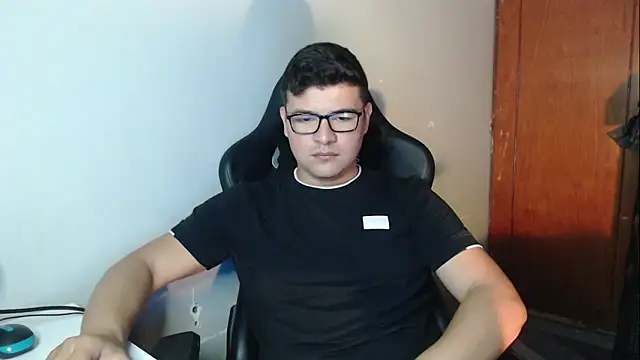 Snapshot of Plug_Control chatting on 12-18-25, 05:19 Plug Control online show from 12-18-25, 05:19