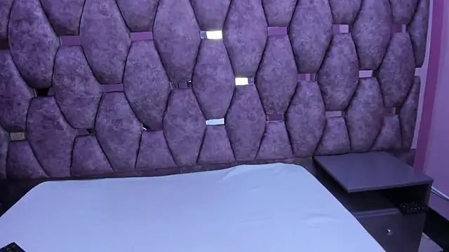 Snapshot of AlaSmith chatting on 10-28-25, 02:15 AlaSmith online show from 10-28-25, 02:15