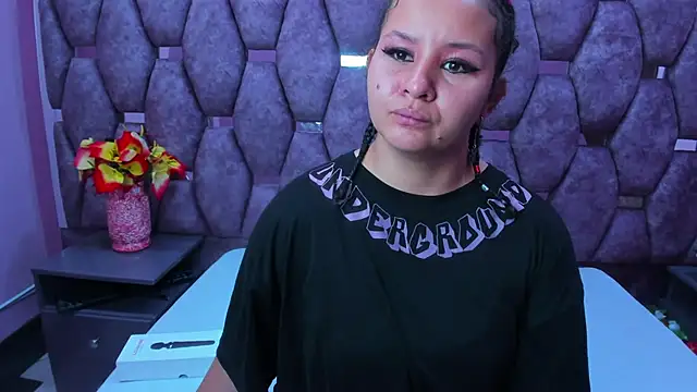 Snapshot of AlaSmith chatting on 11-11-25, 02:33 AlaSmith online show from 11-11-25, 02:33