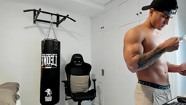 Snapshot of dan01_ chatting on 12-15-25, 01:37 dan01 online show from 12-15-25, 01:37