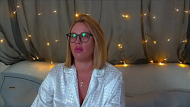 MariaNeumann online show from 10-26-25, 06:25