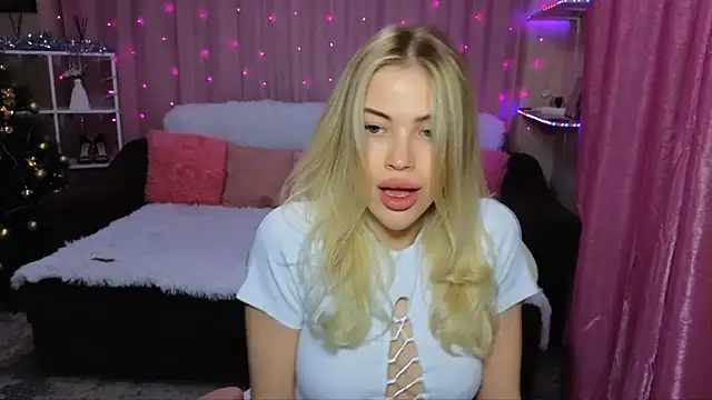 Snapshot of EmmyMills chatting on 12-08-24, 09:19 EmmyMills online show from 12-08-24, 09:19