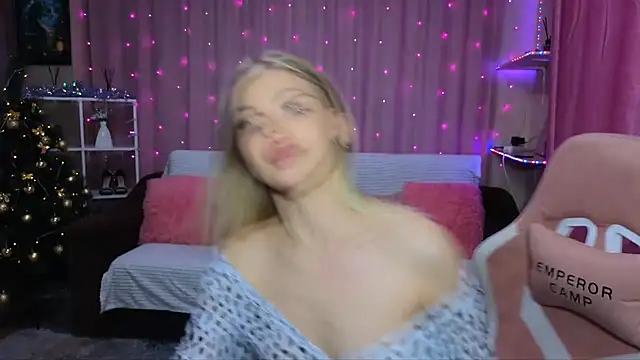 Snapshot of EmmyMills chatting on 12-13-24, 10:23 EmmyMills online show from 12-13-24, 10:23