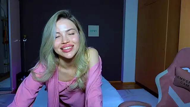 Snapshot of EmmyMills chatting on 02-12-25, 11:51 EmmyMills online show from 02-12-25, 11:51