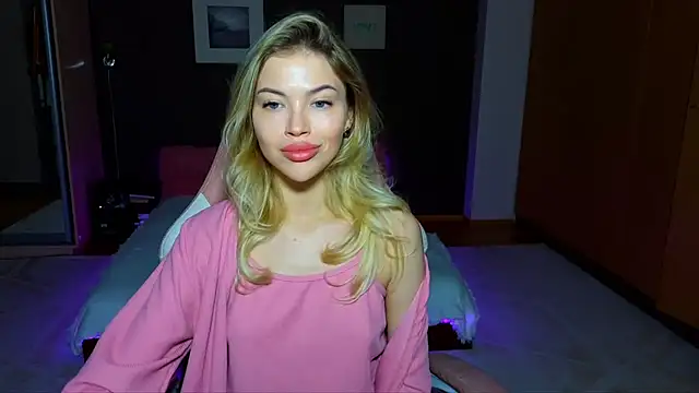 Snapshot of EmmyMills chatting on 02-15-25, 10:21 EmmyMills online show from 02-15-25, 10:21