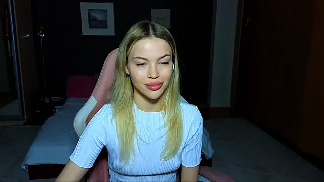 Snapshot of EmmyMills chatting on 02-16-25, 10:21 EmmyMills online show from 02-16-25, 10:21