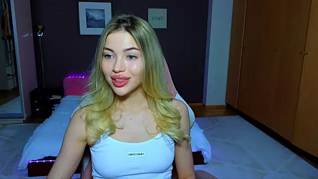 Snapshot of EmmyMills chatting on 02-19-25, 06:10 EmmyMills online show from 02-19-25, 06:10