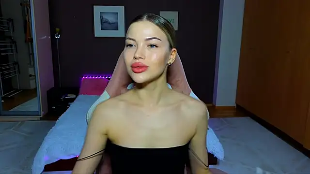 Snapshot of EmmyMills chatting on 02-23-25, 10:20 EmmyMills online show from 02-23-25, 10:20