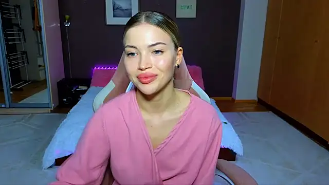 Snapshot of EmmyMills chatting on 02-24-25, 01:24 EmmyMills online show from 02-24-25, 01:24