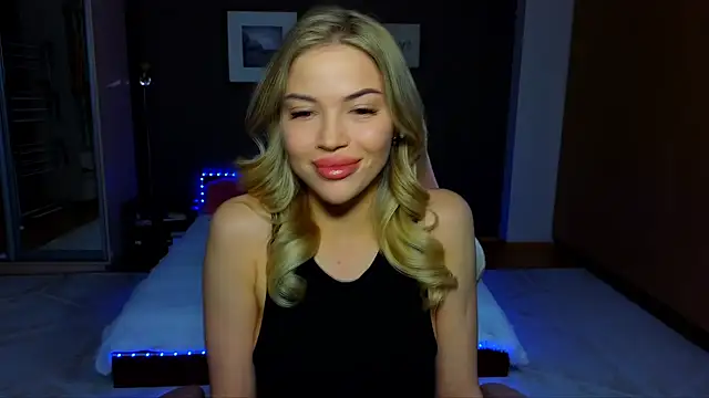 Snapshot of EmmyMills chatting on 03-05-25, 10:10 EmmyMills online show from 03-05-25, 10:10