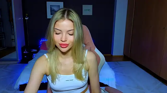 Snapshot of EmmyMills chatting on 03-08-25, 10:02 EmmyMills online show from 03-08-25, 10:02