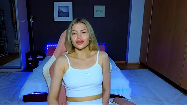 Snapshot of EmmyMills chatting on 03-09-25, 04:05 EmmyMills online show from 03-09-25, 04:05