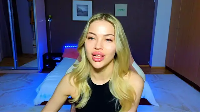 Snapshot of EmmyMills chatting on 03-22-25, 06:36 EmmyMills online show from 03-22-25, 06:36