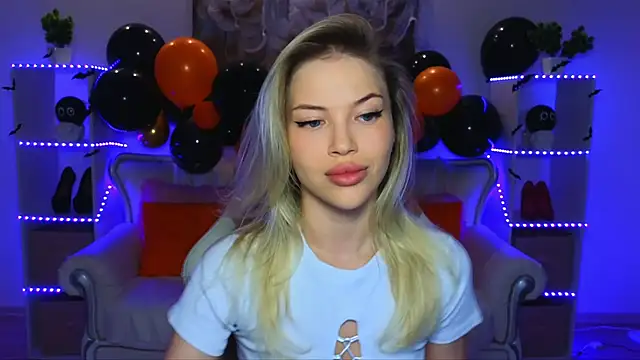 Snapshot of EmmyMills chatting on 10-28-25, 09:17 EmmyMills online show from 10-28-25, 09:17