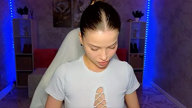 Snapshot of EmmyMills chatting on 05-24-26, 09:42 EmmyMills online show from 05-24-26, 09:42