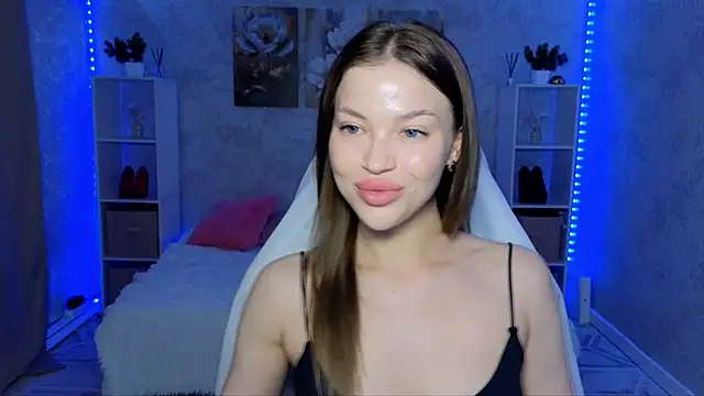 Snapshot of EmmyMills chatting on 06-14-26, 03:58 EmmyMills online show from 06-14-26, 03:58