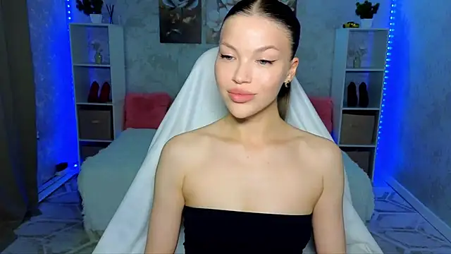 Snapshot of EmmyMills chatting on 06-15-26, 06:21 EmmyMills online show from 06-15-26, 06:21