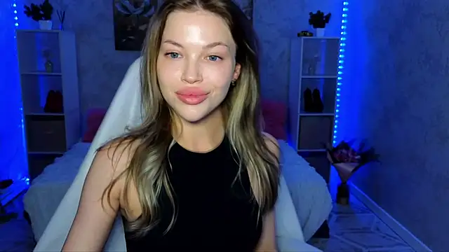 Snapshot of EmmyMills chatting on 06-19-26, 08:56 EmmyMills online show from 06-19-26, 08:56