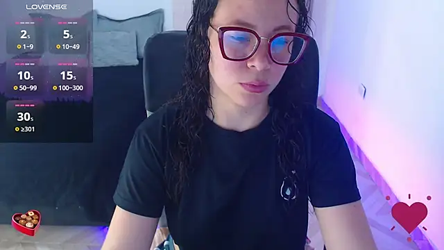 Snapshot of SharonR1 chatting on 06-24-26, 01:37 SharonR1 online show from 06-24-26, 01:37