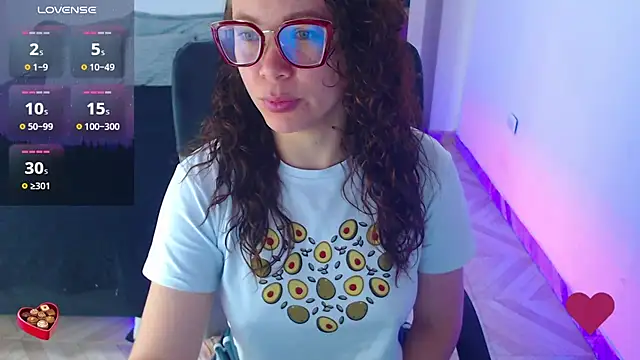 Snapshot of SharonR1 chatting on 06-24-26, 04:39 SharonR1 online show from 06-24-26, 04:39