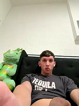 Snapshot of Jose_rz chatting on 12-14-25, 02:17 Jose rz online show from 12-14-25, 02:17