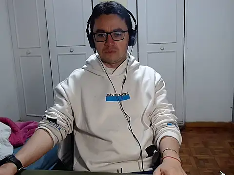 Snapshot of Diptongo chatting on 12-13-25, 11:10 Diptongo online show from 12-13-25, 11:10