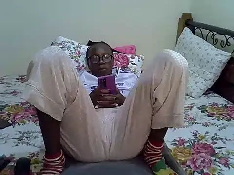 Sweet Bear online show from 10-31-25, 05:25