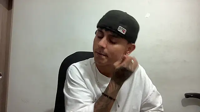 Snapshot of bob_petterson chatting on 01-11-25, 12:33 bob petterson online show from 01-11-25, 12:33