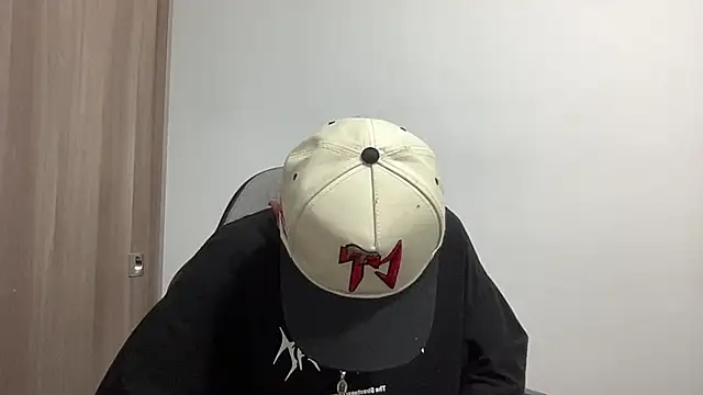 Snapshot of bob_petterson chatting on 01-27-25, 01:05 bob petterson online show from 01-27-25, 01:05