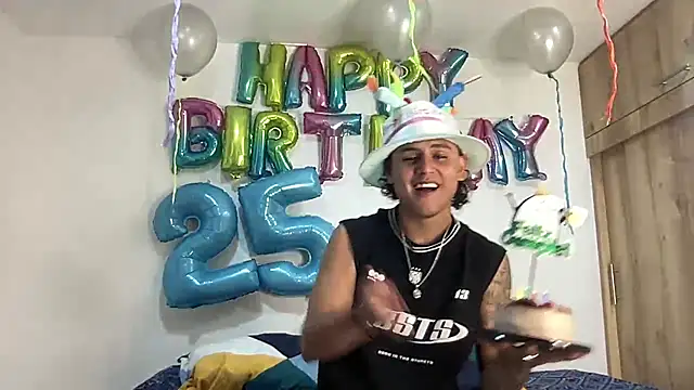 Snapshot of bob_petterson chatting on 10-01-25, 01:11 bob petterson online show from 10-01-25, 01:11