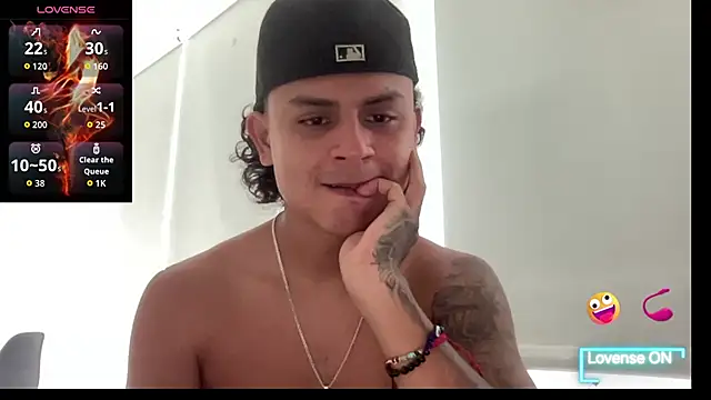 Snapshot of bob_petterson chatting on 10-22-25, 01:11 bob petterson online show from 10-22-25, 01:11