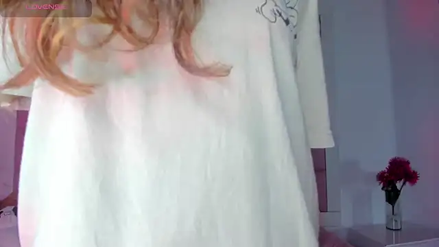 Snapshot of little-Emma chatting on 01-08-25, 03:19 little-Emma online show from 01-08-25, 03:19