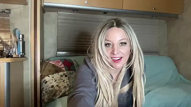 Snapshot of MonroeLoves chatting on 12-15-25, 05:01 MonroeLoves online show from 12-15-25, 05:01