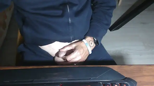 Snapshot of Adri_gard chatting on 10-13-25, 08:42 Adri gard online show from 10-13-25, 08:42