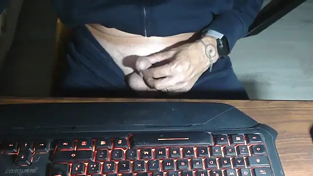 Snapshot of Adri_gard chatting on 10-17-25, 08:11 Adri gard online show from 10-17-25, 08:11