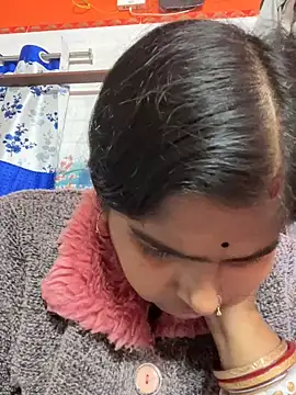 Snapshot of Beauty-queen chatting on 02-01-25, 01:30 Beauty-queen online show from 02-01-25, 01:30