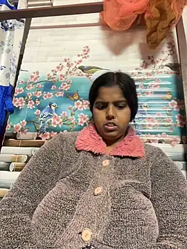 Snapshot of Beauty-queen chatting on 02-24-25, 10:15 Beauty-queen online show from 02-24-25, 10:15