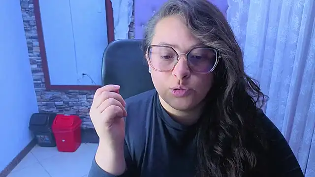 SaraThomso online show from 12-19-25, 02:13