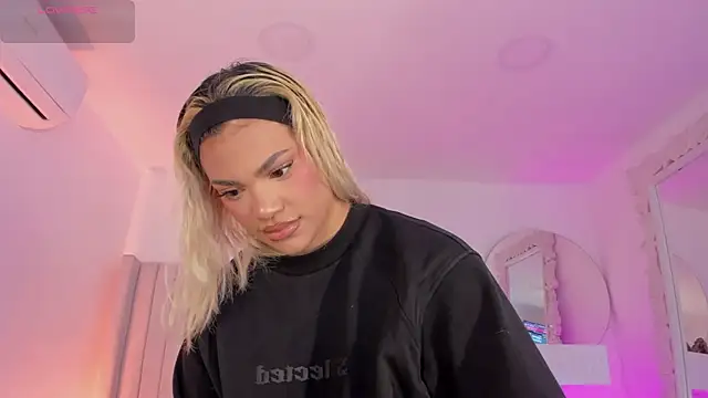 Shelynna azzul online show from 04-08-26, 08:09