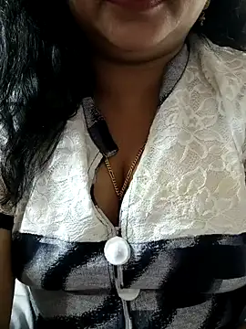 Snapshot of cuteyqueen chatting on 01-13-25, 04:39 cuteyqueen online show from 01-13-25, 04:39