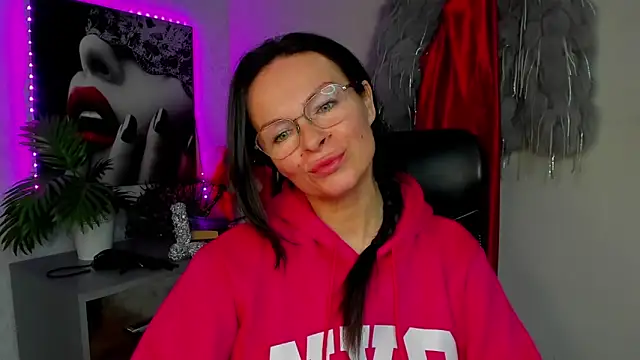 Snapshot of HelenLuxx chatting on 03-18-26, 04:21 HelenLuxx online show from 03-18-26, 04:21