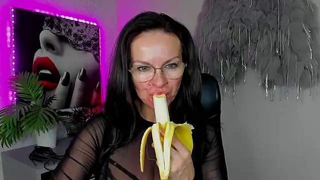 Snapshot of HelenLuxx chatting on 03-25-26, 03:40 HelenLuxx online show from 03-25-26, 03:40
