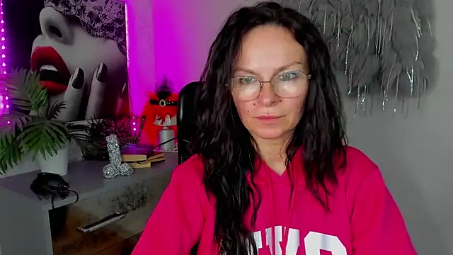Snapshot of HelenLuxx chatting on 03-27-26, 04:29 HelenLuxx online show from 03-27-26, 04:29