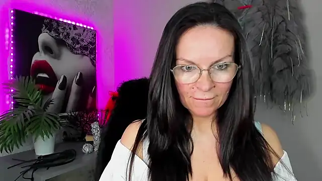 Snapshot of HelenLuxx chatting on 04-02-26, 02:37 HelenLuxx online show from 04-02-26, 02:37
