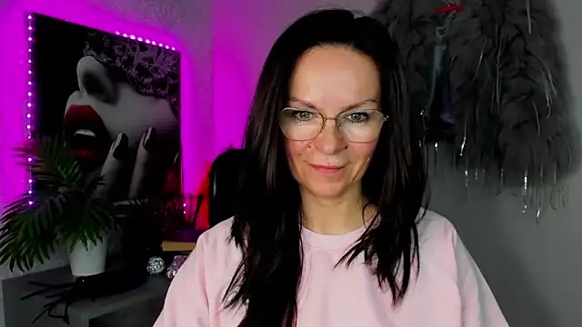 Snapshot of HelenLuxx chatting on 04-03-26, 02:48 HelenLuxx online show from 04-03-26, 02:48