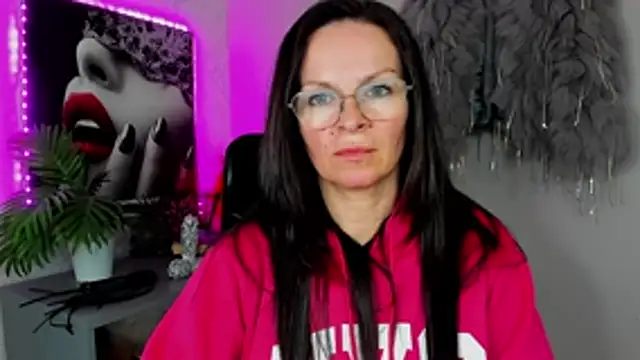 Snapshot of HelenLuxx chatting on 04-09-26, 03:39 HelenLuxx online show from 04-09-26, 03:39