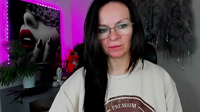 Snapshot of HelenLuxx chatting on 04-10-26, 03:06 HelenLuxx online show from 04-10-26, 03:06