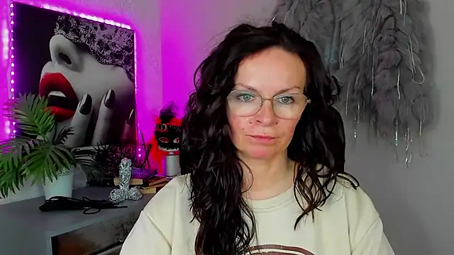 Snapshot of HelenLuxx chatting on 04-15-26, 02:46 HelenLuxx online show from 04-15-26, 02:46
