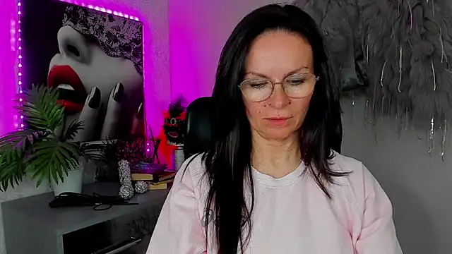 Snapshot of HelenLuxx chatting on 04-21-26, 04:12 HelenLuxx online show from 04-21-26, 04:12
