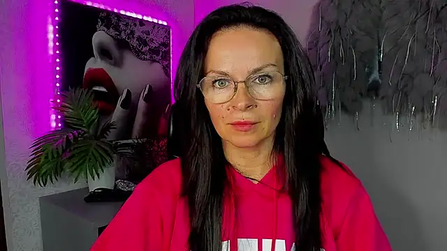 Snapshot of HelenLuxx chatting on 04-22-26, 05:25 HelenLuxx online show from 04-22-26, 05:25